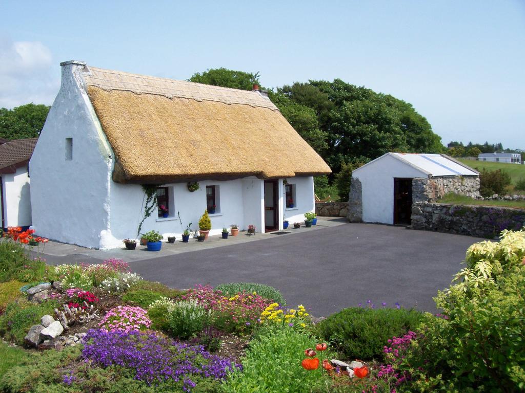 An Caladh Gearr Thatch Cottage Galway Kültér fotó